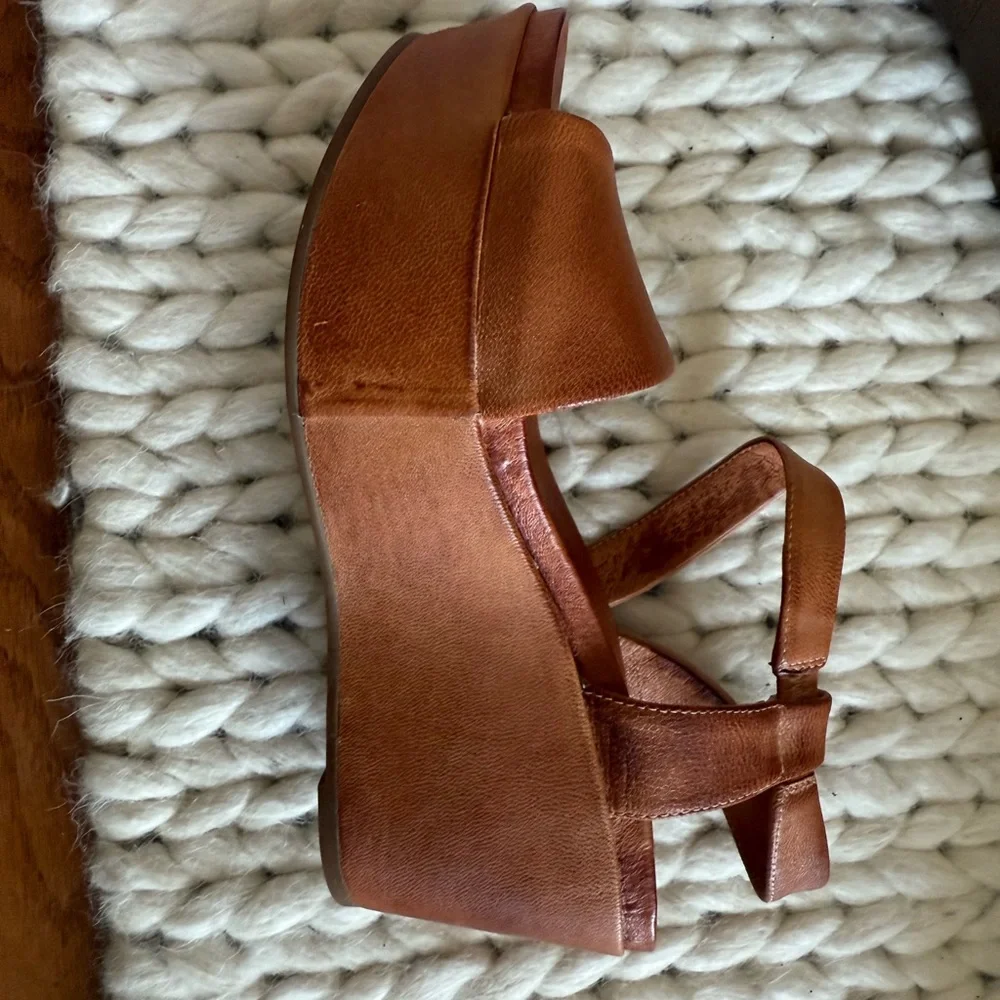 Women's Antelope Brown/Caramel Platform Sandals. Size 39.